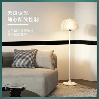 Торшер, прикроватная лампа для гостиной, спальни, современная креативная и уютная декоративная светодиодная вертикальная настольная лампа