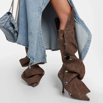 Европа Америка Женские сапоги до колена для женщин на необычных каблуках с острым носком Botas Mujer 2024, обувь с металлическими пуговицами в складку, Демонстрационная обувь