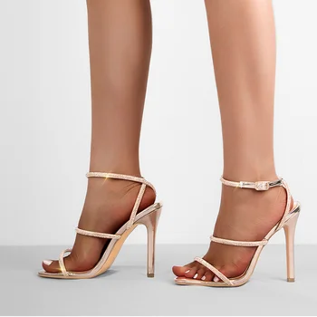Onlymaker/ Летние женские босоножки большого размера с открытым носком на тонких высоких каблуках и ремешками со стразами золотистого цвета с открытым носком