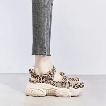 Модная дышащая женская обувь с леопардовым узором, новинка лета 2023, удобные сандалии на толстой подошве и наклонном каблуке для женщин